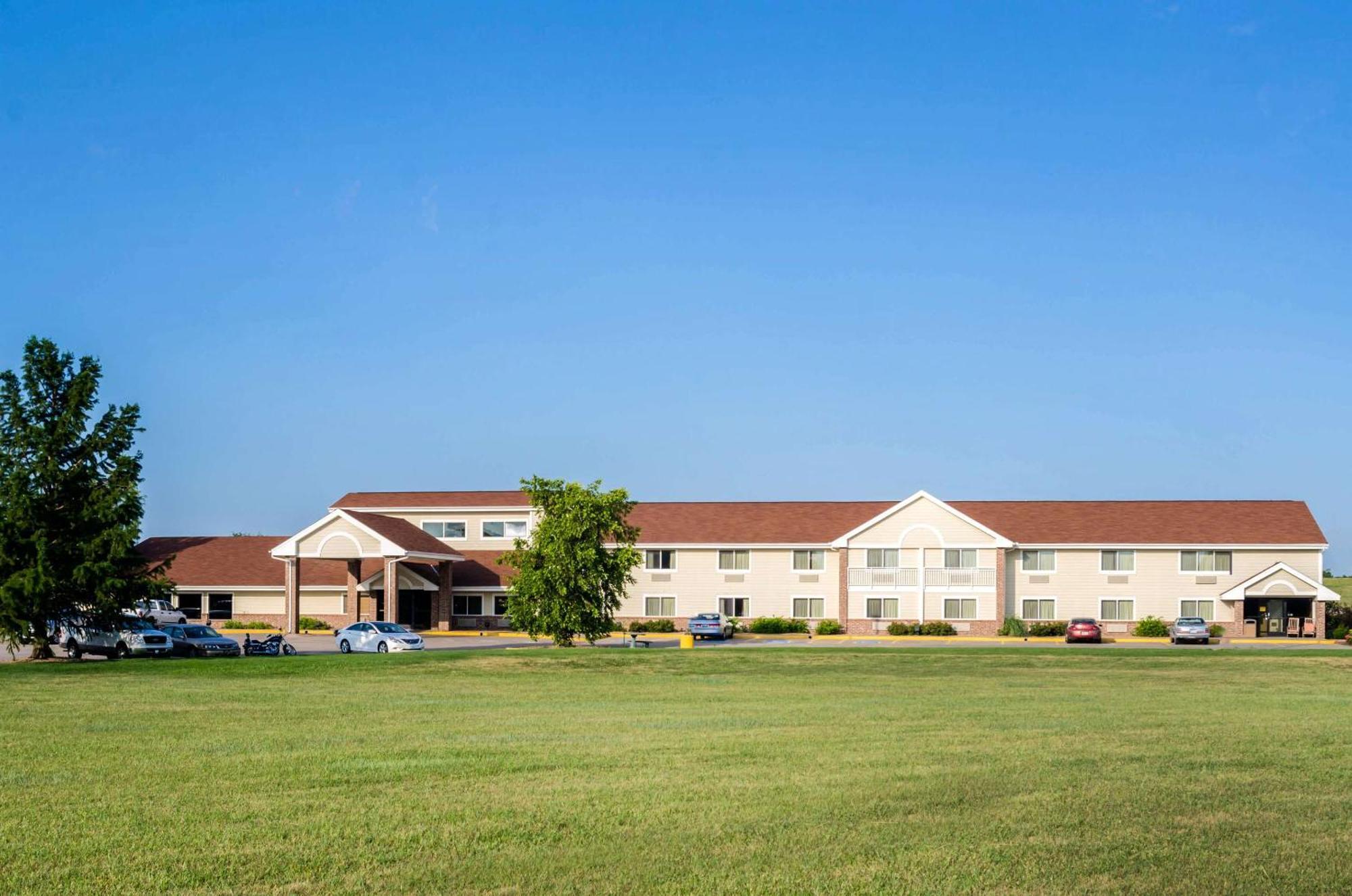 Rodeway Inn Hesston Exterior photo