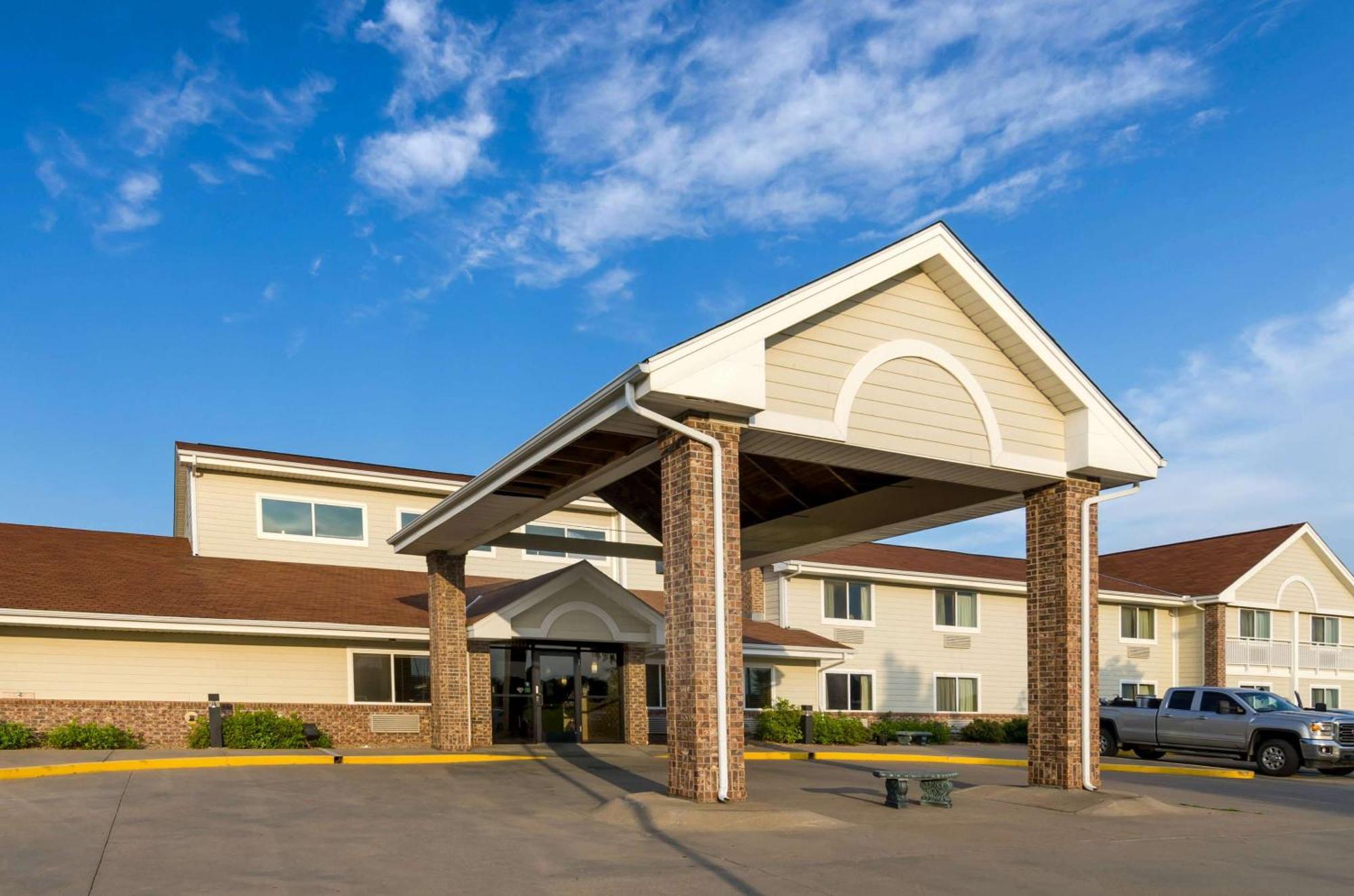 Rodeway Inn Hesston Exterior photo