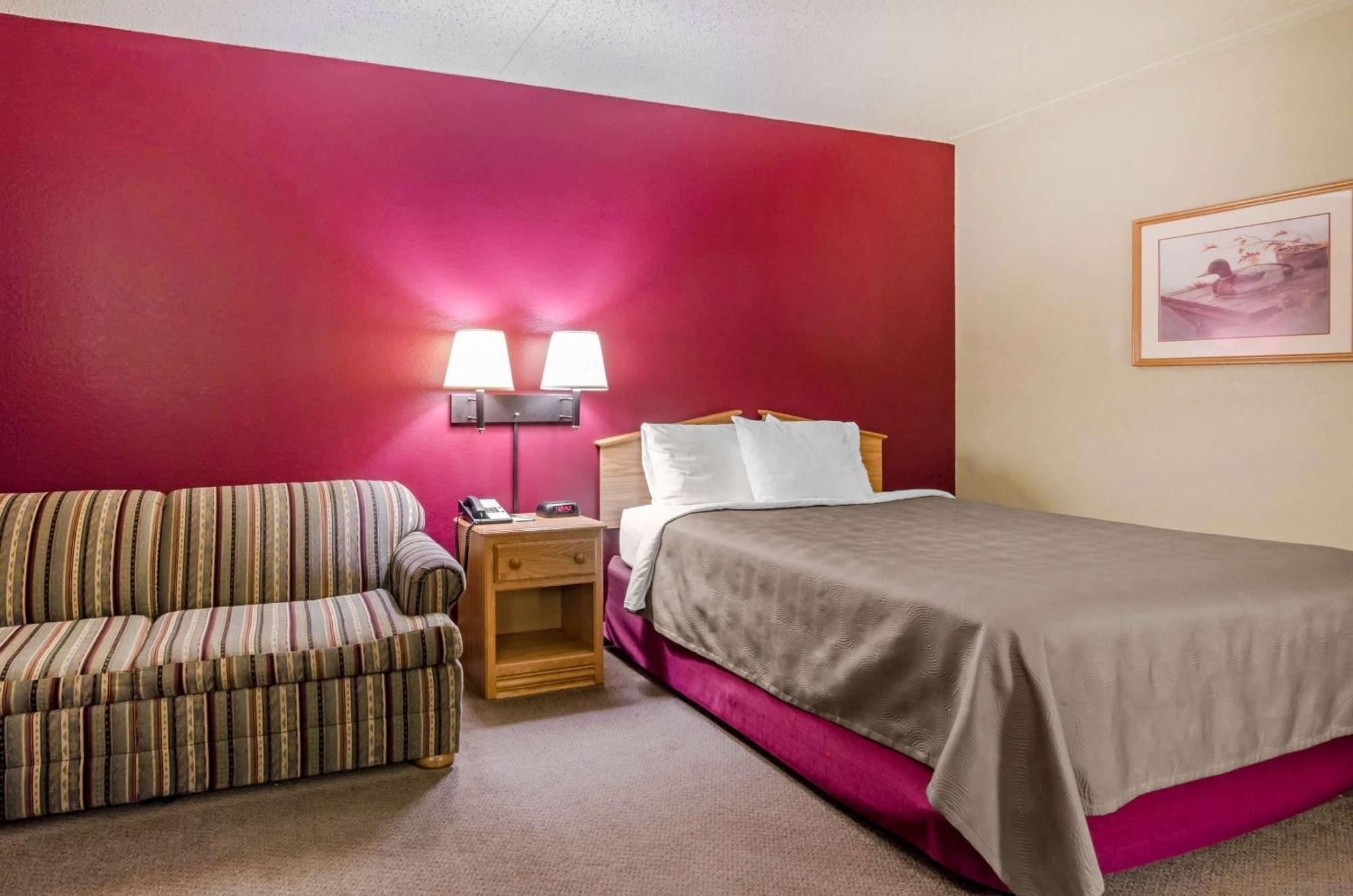 Rodeway Inn Hesston Exterior photo