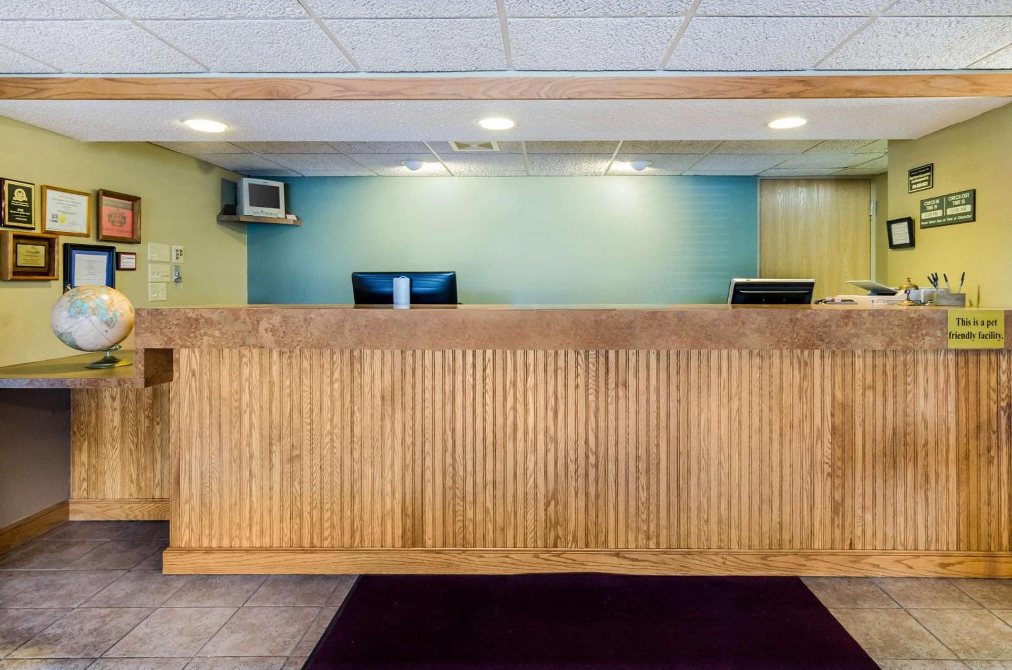 Rodeway Inn Hesston Exterior photo