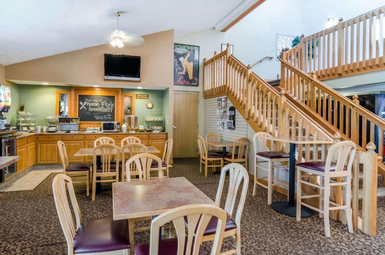 Rodeway Inn Hesston Exterior photo
